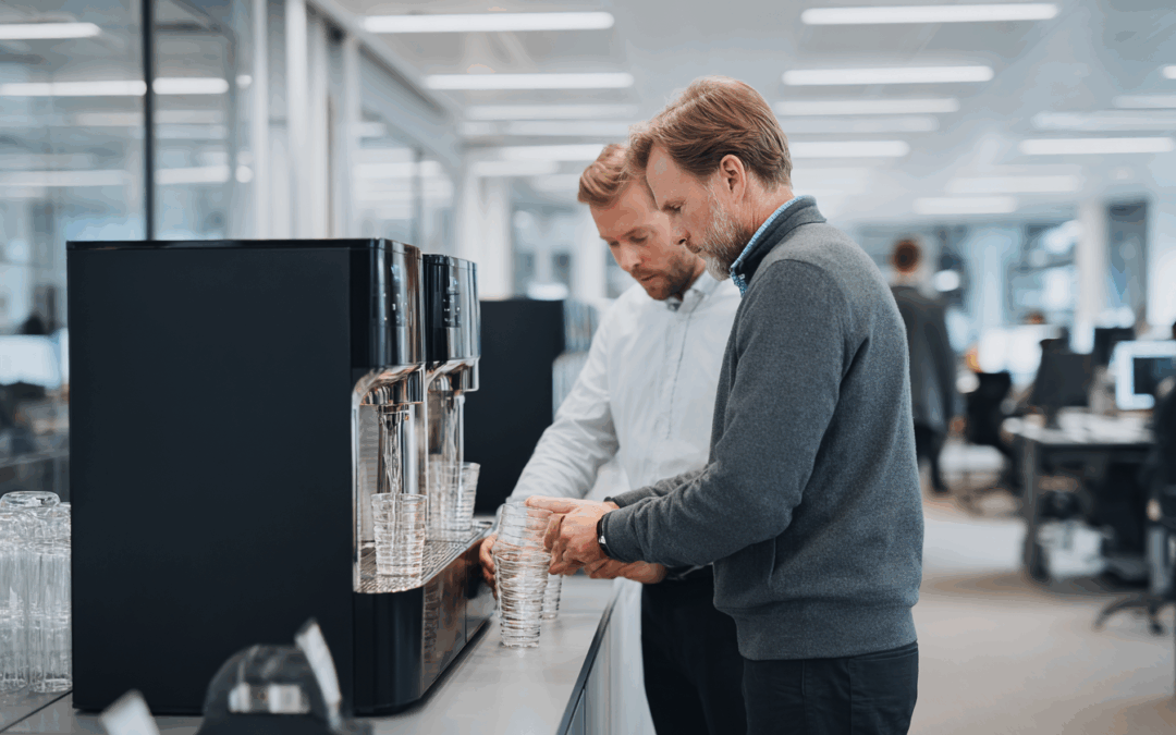 Jak dystrybutor wody może zwiększyć produktywność Twojego zespołu?